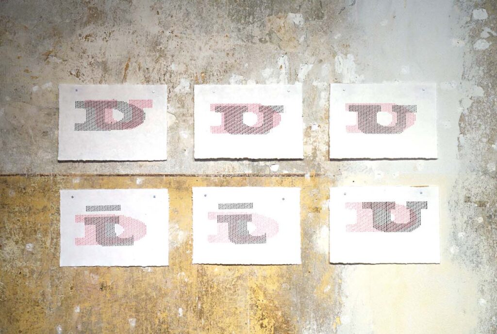 sechs Blätter sind beschrieben mit der Schreibmaschine. der text setzt sich zur Form eines einzelnen Buchstaben zusammen, der im inneren Widerspruch zum äußeren Buchstaben steht.